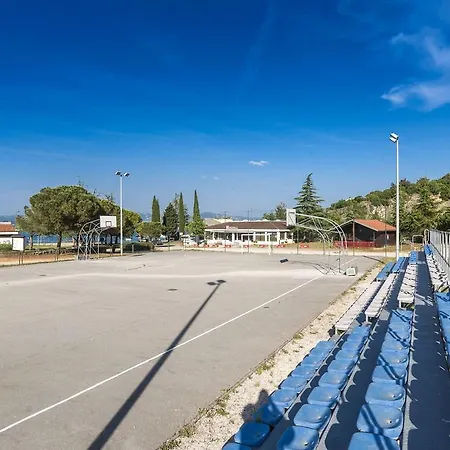 Kanegra Plava Laguna منتزه العطل